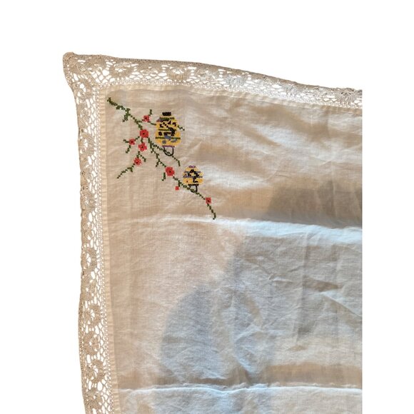 Vintage Hand-Embroidered Linen Tablecloth With Floral Bee Design & Crochet Lace - Picture 4 of 6